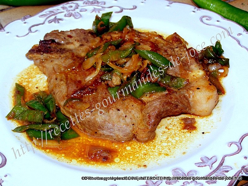 Côtes de porc marinées, ail, piments doux et oignons. – Recettes