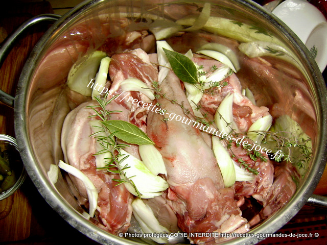 Langues de porc à la sauce tomate, cornichons et champignons