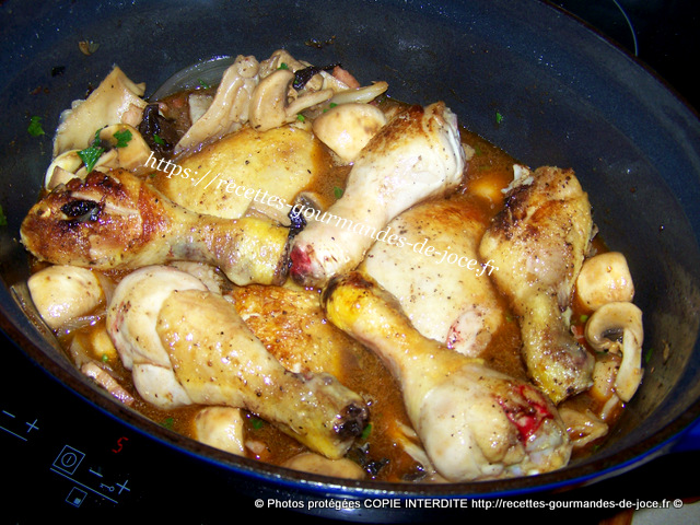Pilons de poulet aux pleurotes, trompettes de la mort et champignons de