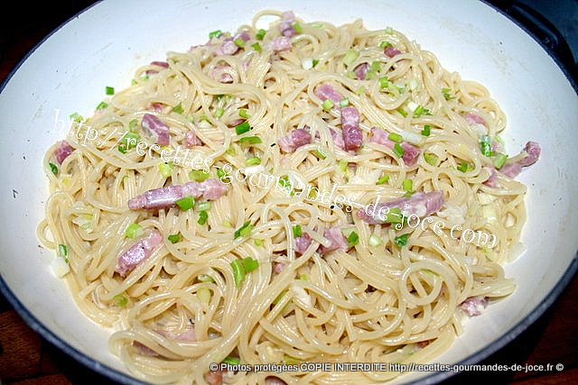 Nids de spaghetti aux légumes et au jambon cru