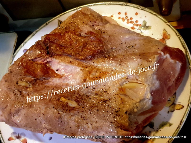 Épaule de porc sans os mijotée en cocotte avec des pommes de terre