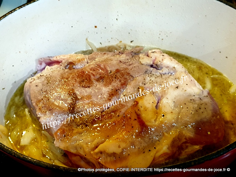 Épaule de porc sans os mijotée en cocotte avec des pommes de terre