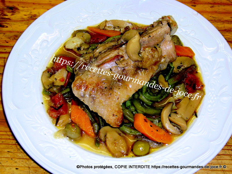 Cuisses de dinde en cocotte aux tomates, olives, champignons