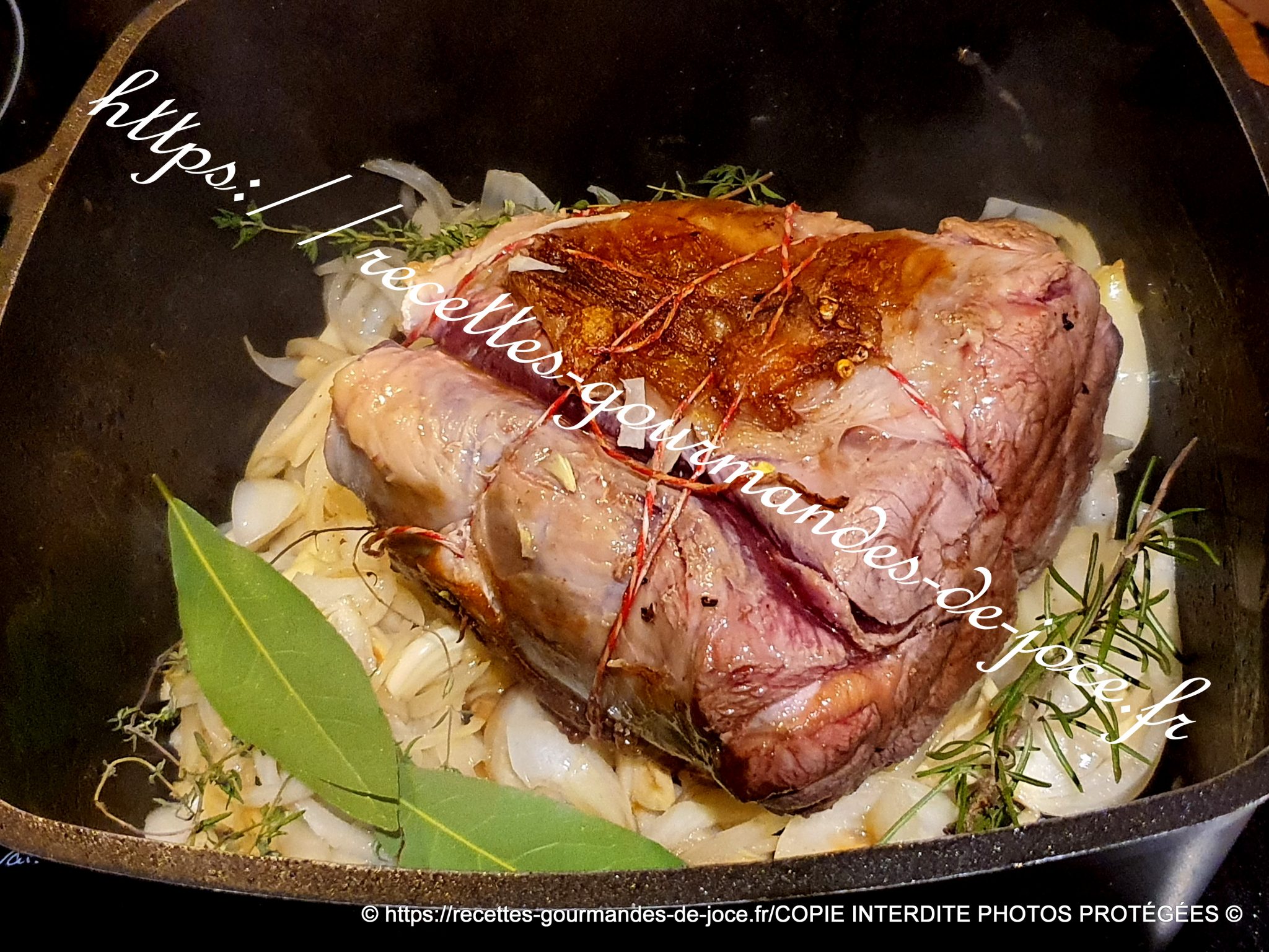 Jarret de bœuf mijoté en cocotte aux oignons, épices et pommes de terre