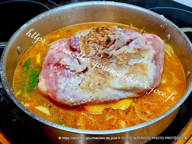 Palette de porc sans os, mijotée en cocotte au paprika fumé, girolles