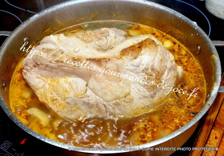 Palette de porc sans os, mijotée en cocotte au paprika fumé, girolles