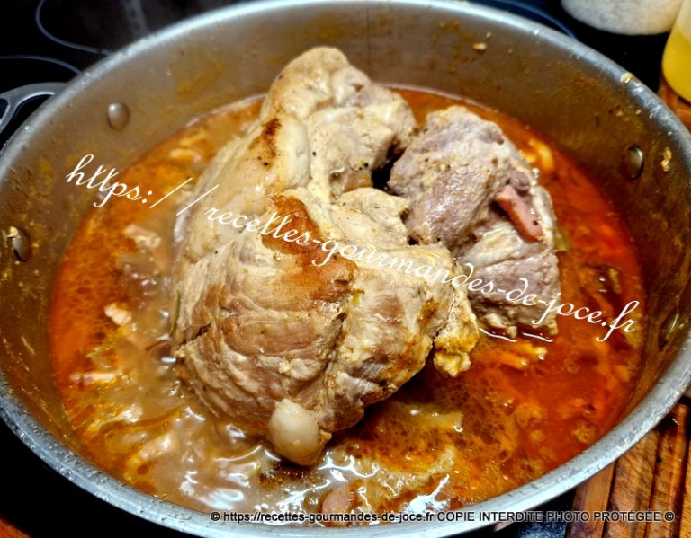 Palette de porc sans os, mijotée en cocotte au paprika fumé, girolles