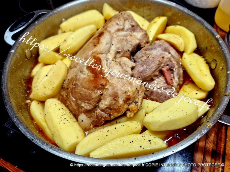 Palette de porc sans os, mijotée en cocotte au paprika fumé, girolles